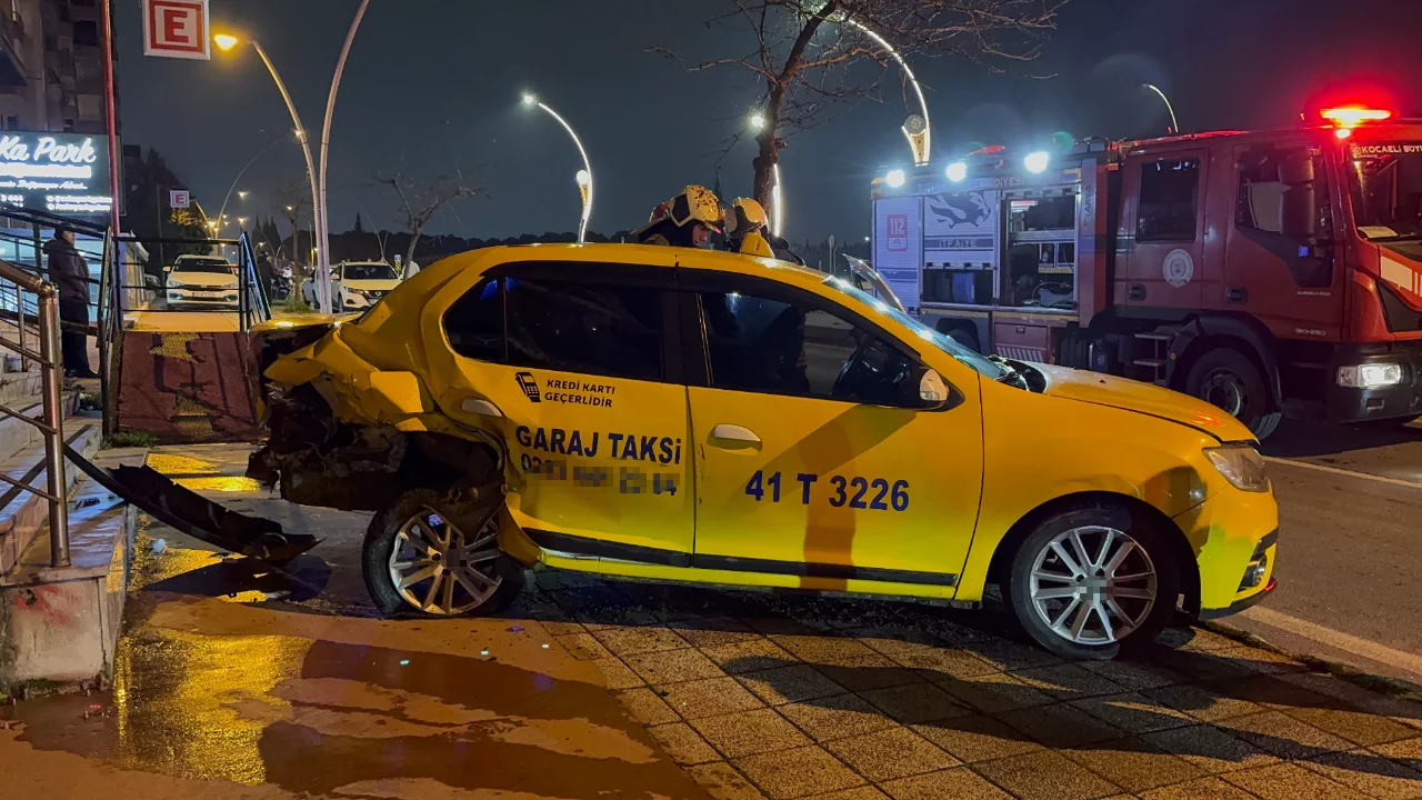 İki otomobilin çarpıştığı kaza maddi hasarla atlatıldı