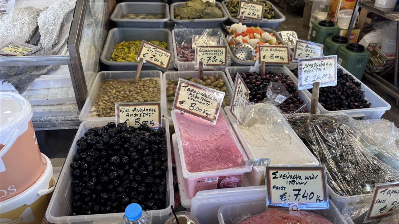 Yunanistan Paskalya orucu öncesi kostümlü geçit törenlerine sahne oldu
