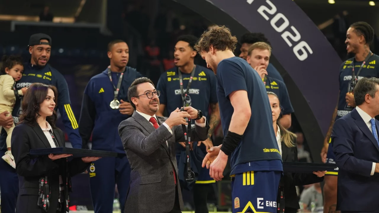 Fenerbahçe Beko kupasını aldı
