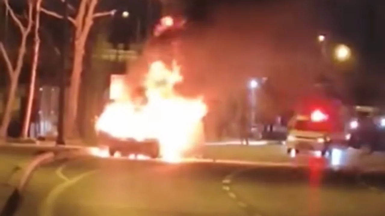 İstanbul'da seyir halindeki otomobil alev alev yandı 