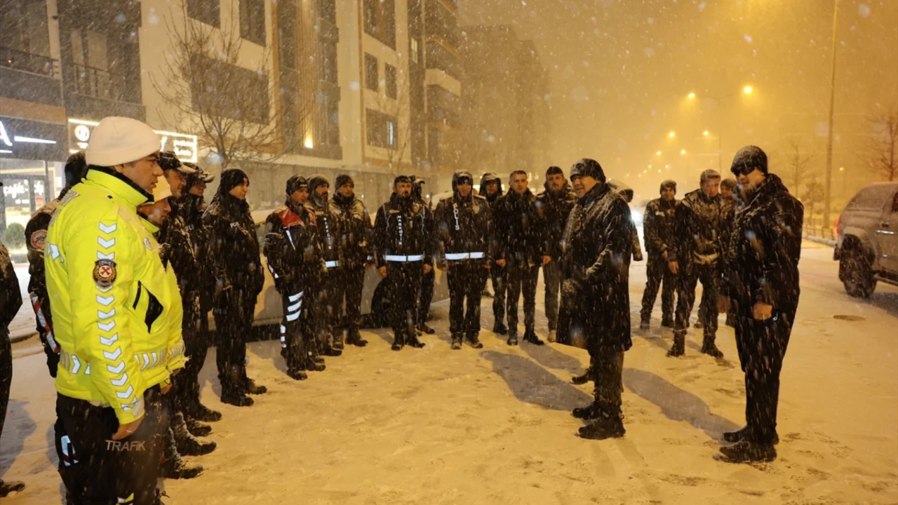 Erzurum polisi yoğun kar yağışında huzur ve güven için denetimde 