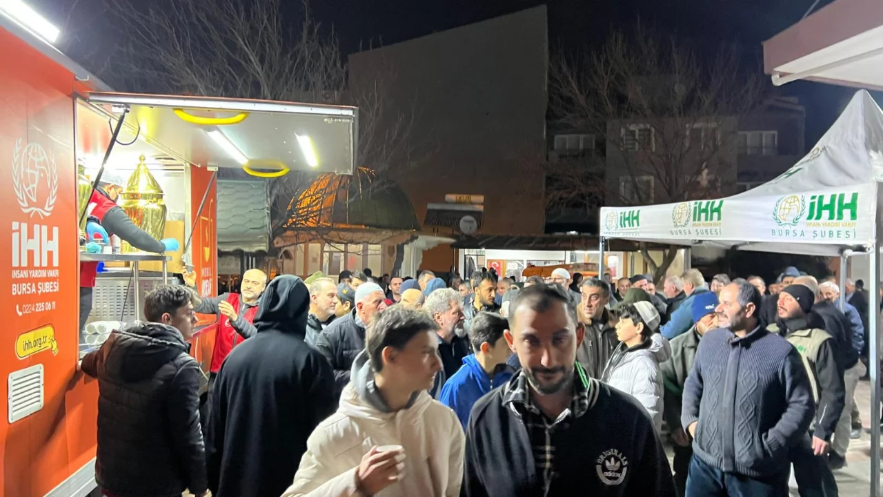 Gemlik'te teravih sonrası salep ikramı!