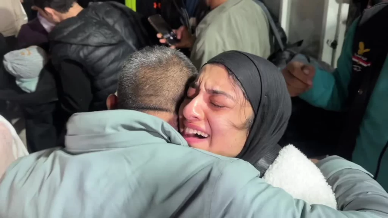 Refah Sınır Kapısı üzerinden Gazze'ye dönen bir grup Filistinli ailelerine kavuştu