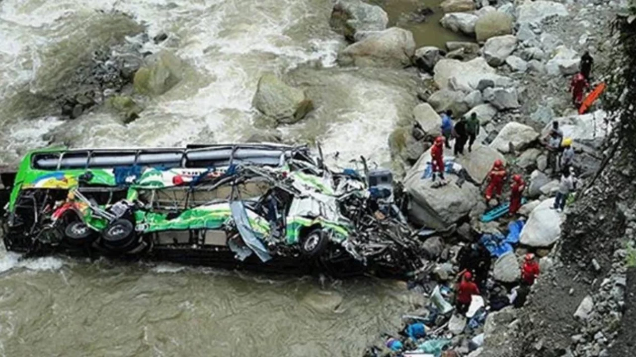 Nepal'de otobüs faciası: 17 kişi hayatını kaybetti