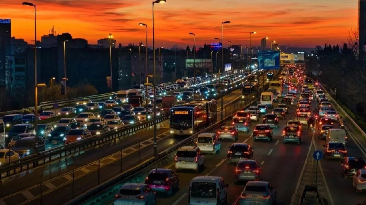 İstanbul'da trafik yüzde 62'ye dayandı: Köprü yolları kilitlendi 