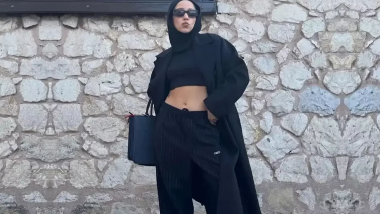 Başı kapalı, g&ouml;beği a&ccedil;ık fotoğraf paylaşan Zeynep Bastık'a tepki var