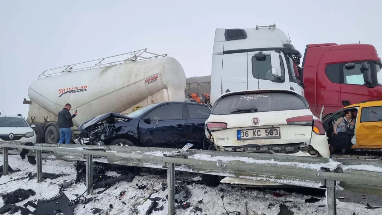 Erzurum'da zincirleme trafik kazası: Çok sayıda yaralı var 