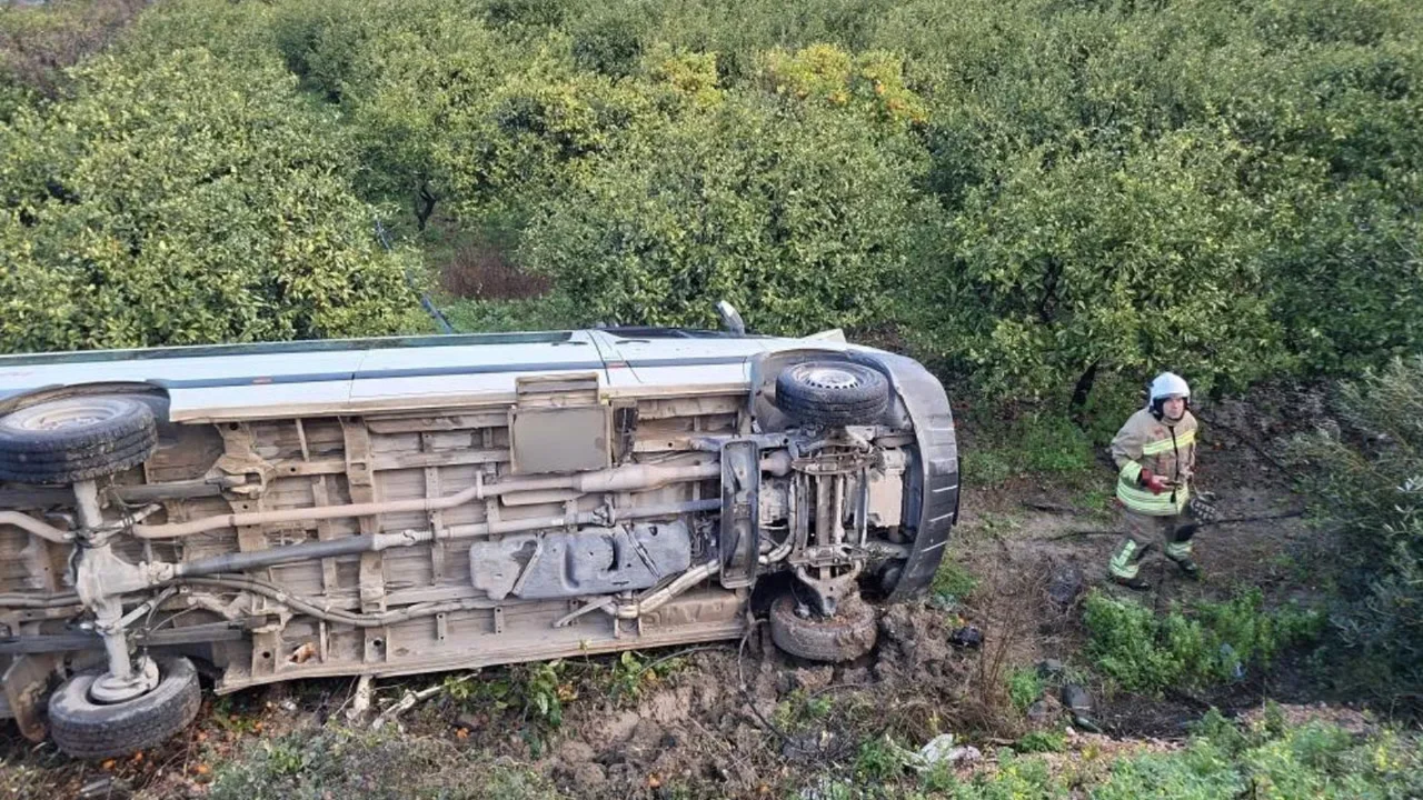 Hatay'da kaza! Öğrenci servisi tarlaya uçtu, yaralılar var 