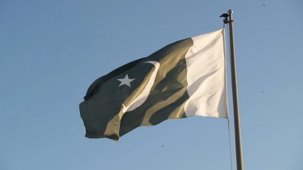 Pakistan'da kaos! Silahla 14 iş&ccedil;iyi ka&ccedil;ırdılar