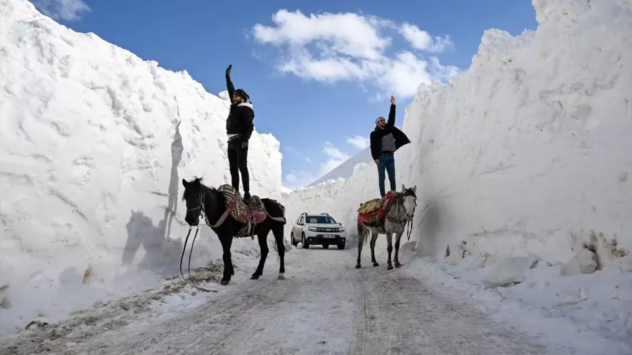 "Kar koridoru"ndan geçerek ilçeye ulaşıyorlar