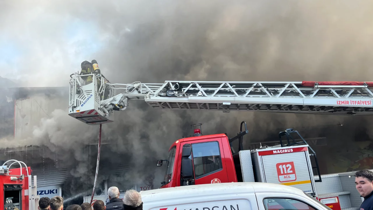 İzmir 6. Sanayi'de yedek parça dükkanında yangın