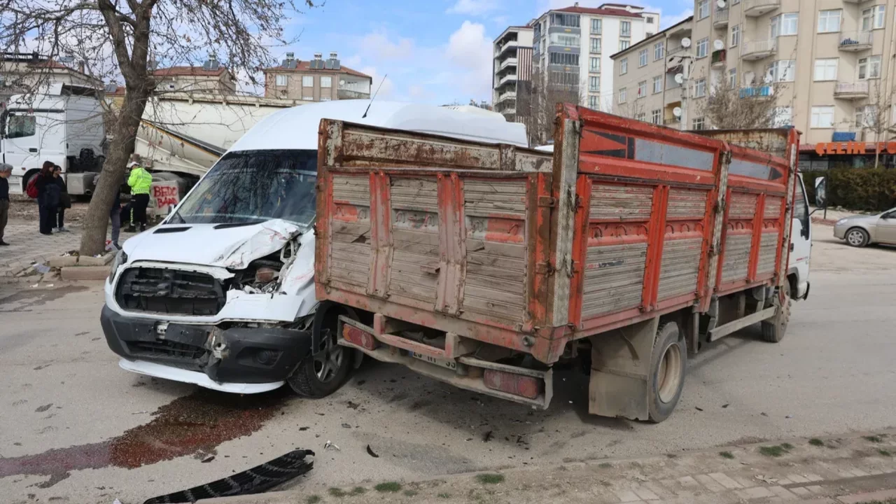 Öğrenci servisine kamyonet çarptı! Feci kazada yaralılar var 