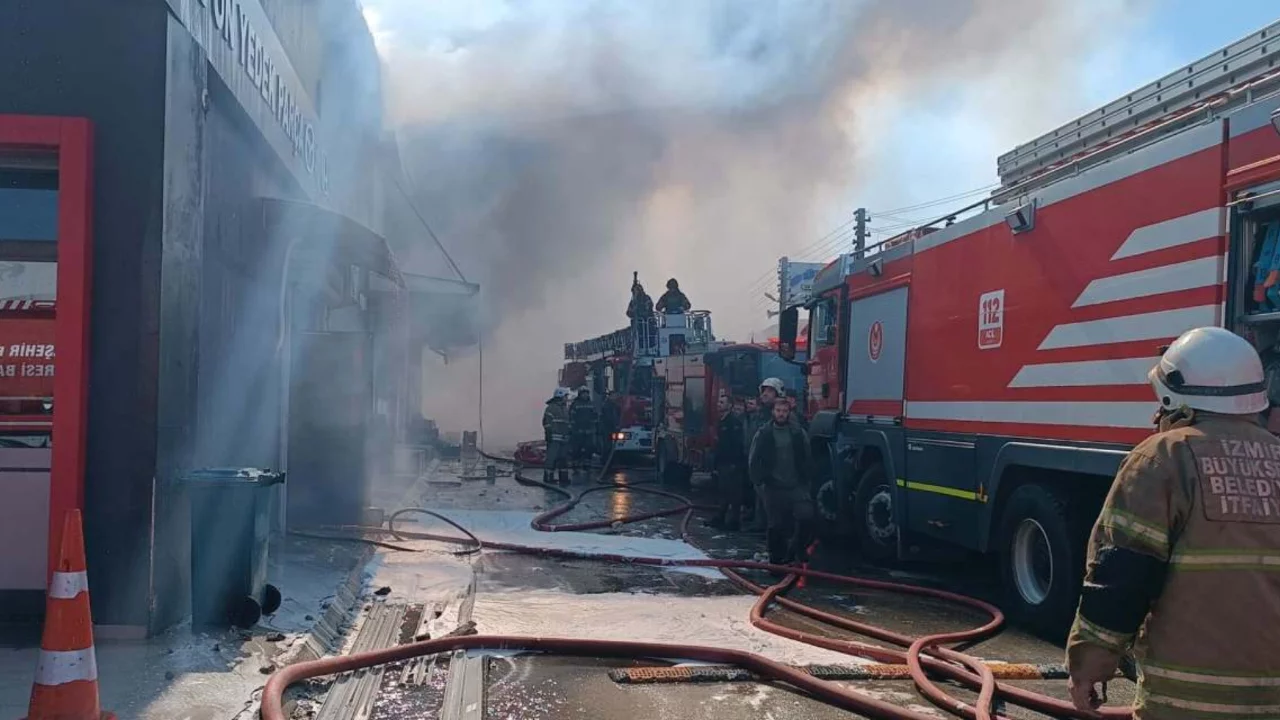 İzmir'de sanayi sitesinde yangın: Ekipler seferber oldu! 