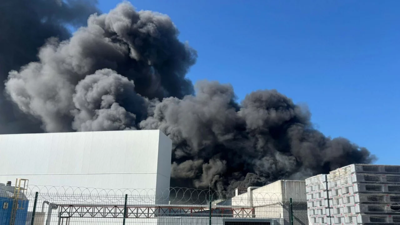 Manisa'da oyuncak fabrikasında yangın: Dumanlar ilçeyi sardı 