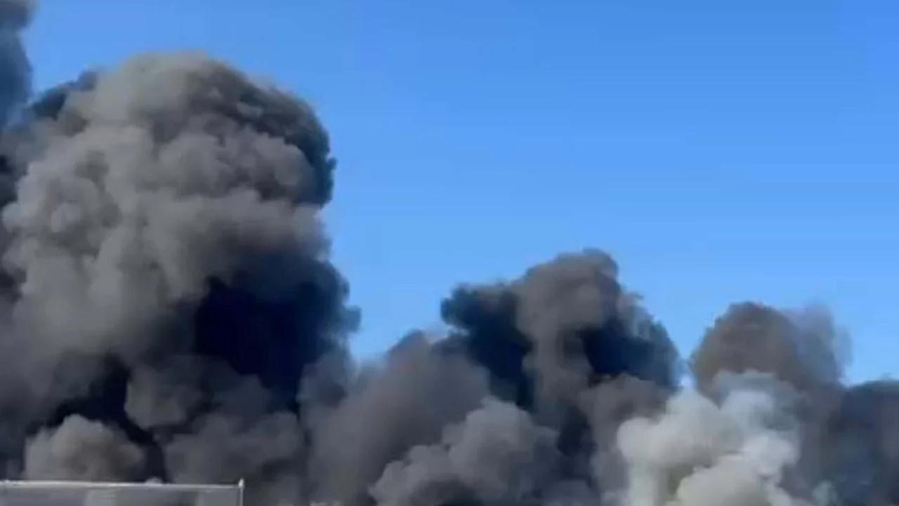 Oyuncak fabrikasında yangın: Gökyüzü simsiyah oldu 