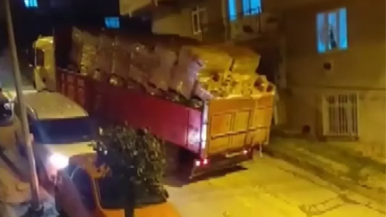 Avcılar'da yokuş aşağı kayan tuğla yüklü kamyon 2 araca çarptı