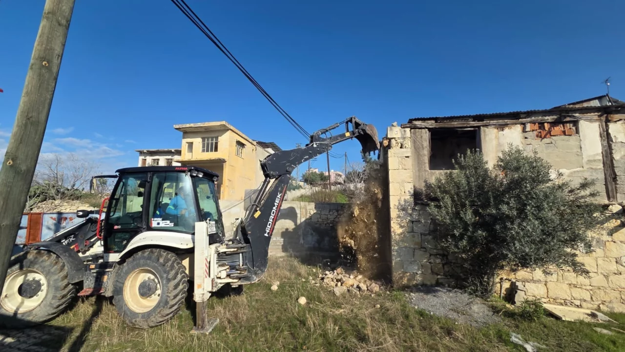 Çökme riski taşıyan metruk bina yıkıldı