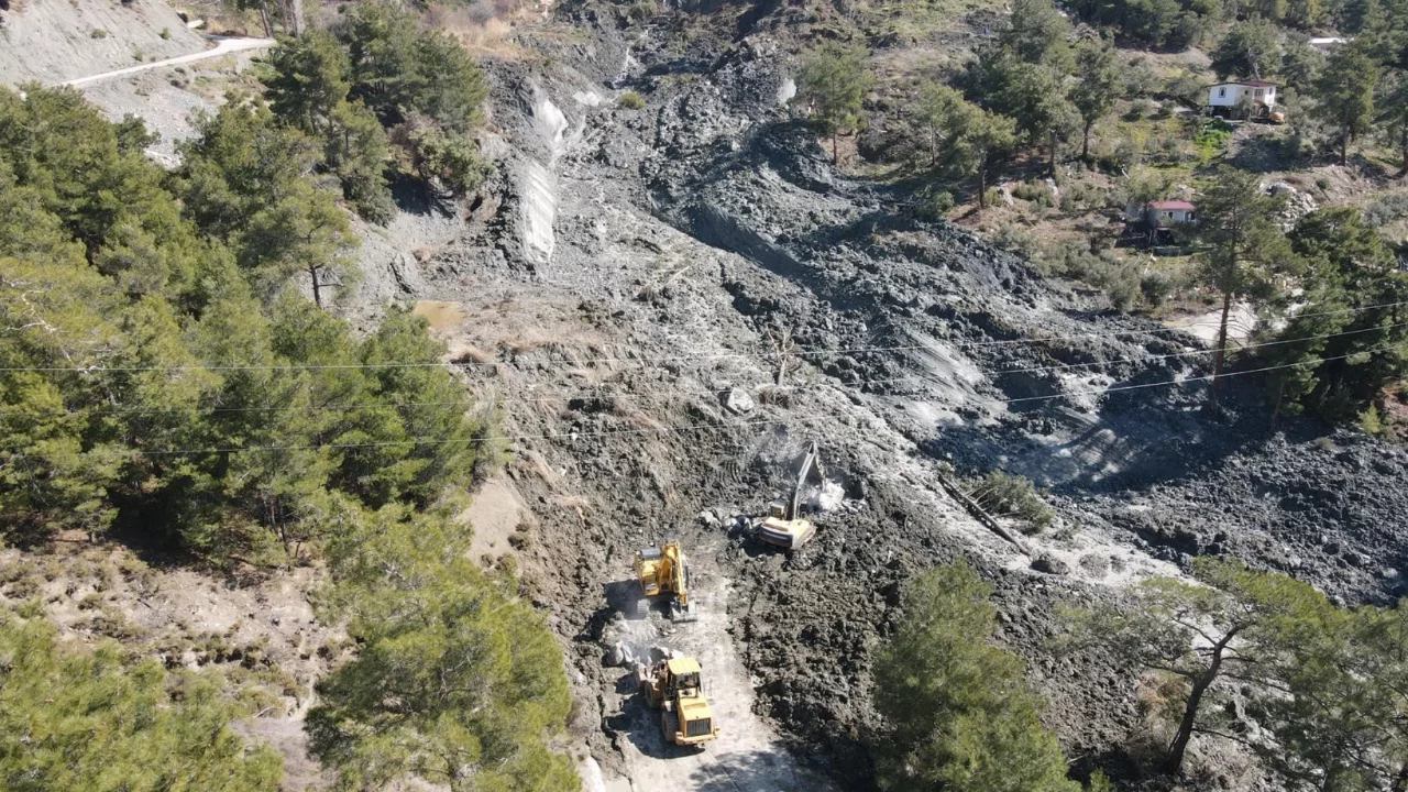 Seydikemer'de heyelan sonrası ekipler çalışmalarını sürdürüyor