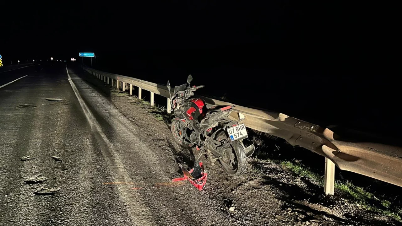 Çukura düşen motosikletin sürücüsü yaralandı