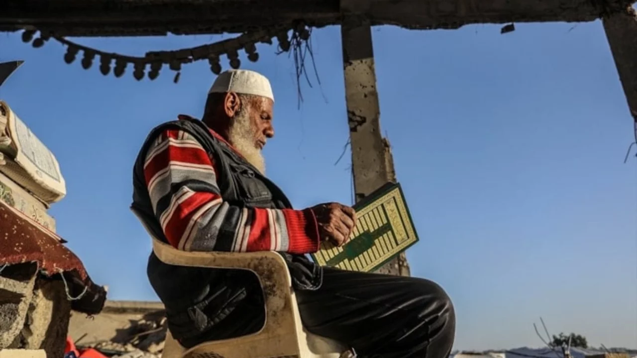 Gazze'de çocuklar, cami enkazında Kur'an öğreniyor