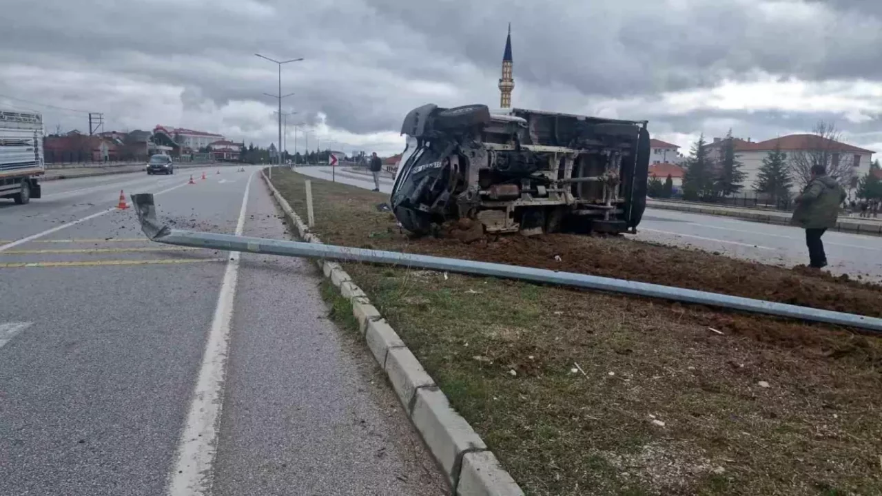 Çorum'da devrilen kamyonet devrildi!