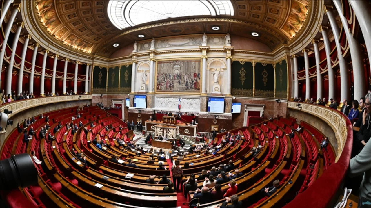 Fransa'da aşırı sağcılar hükümetin enerji stratejisine karşı gensoru önergesi verdi