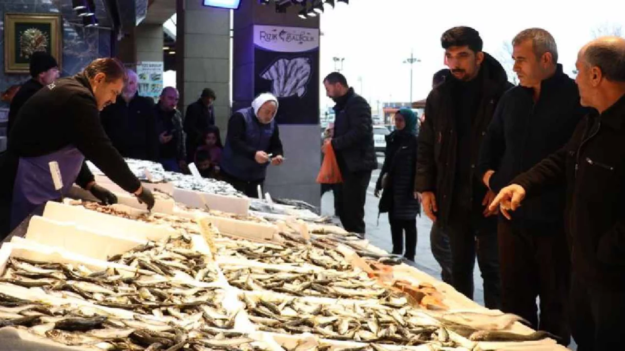 Hamsinin tahtını salladı: Ramazan'da bu balık kapış kapış satılıyor