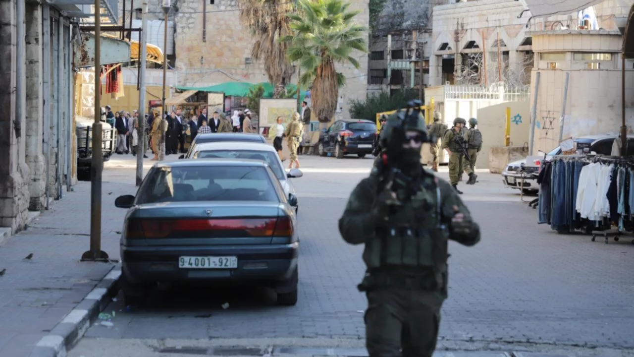 Batı Şeria'da silahlı işgalci bir İsrailli, Filistinlilere saldırdı

