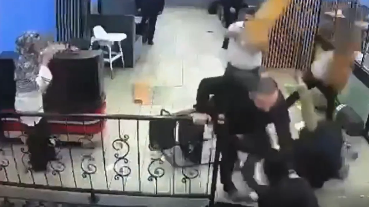 Bursa'da kafede meydan muharebesi! Mekanın altını üstüne getirdiler...