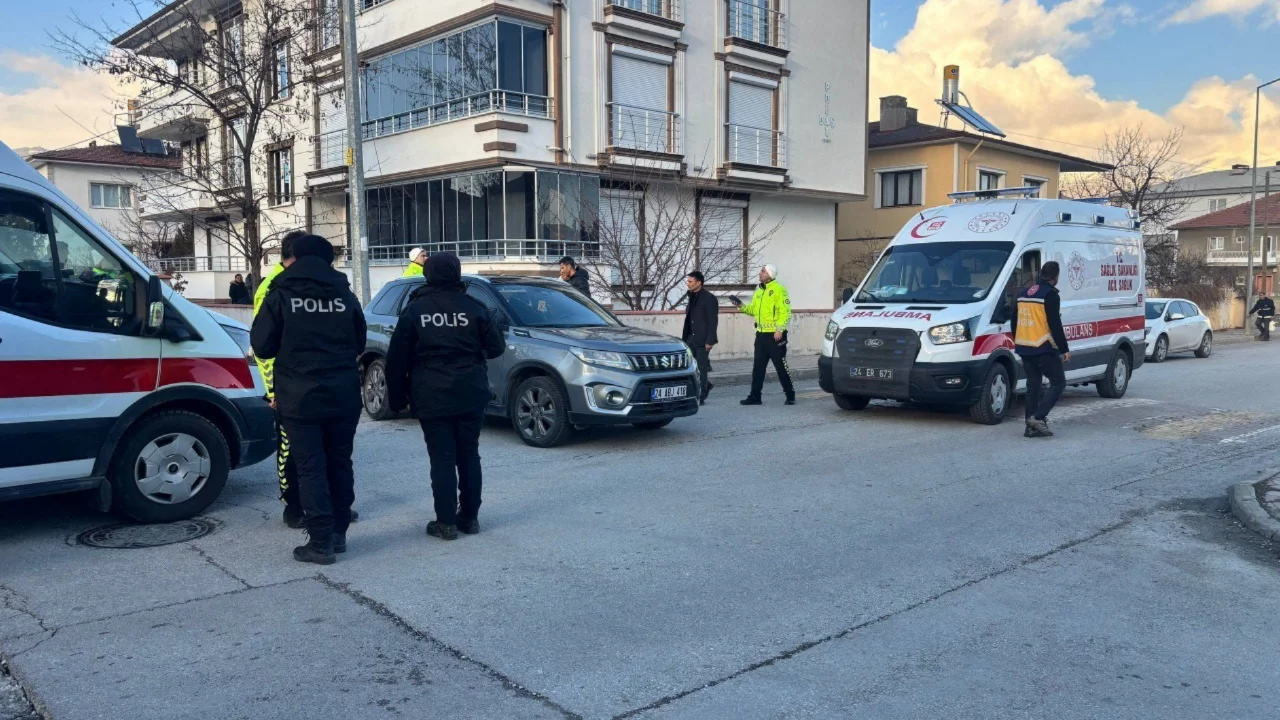 Erzincan'da iki otomobil &ccedil;arpıştı: 2'i &ccedil;ocuk 3 kişi yaralandı