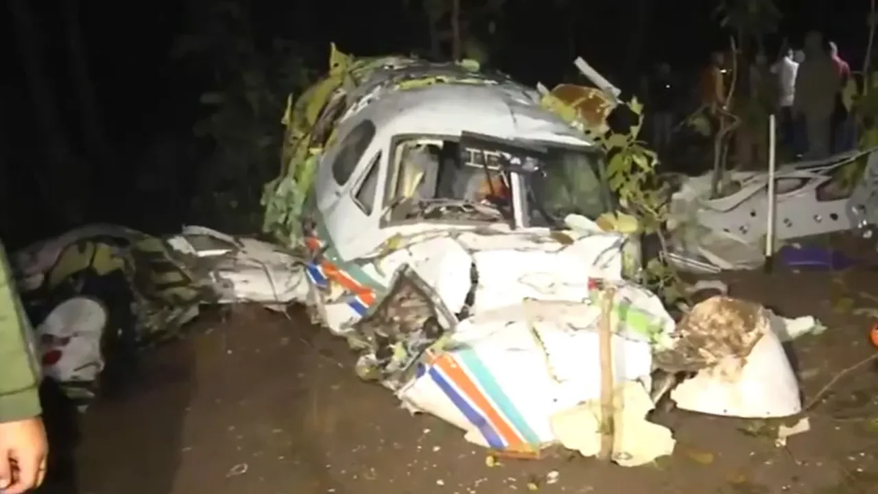 Hindistan'da ambulans u&ccedil;ak d&uuml;şt&uuml;! &Ccedil;ok sayıda &ouml;l&uuml; var