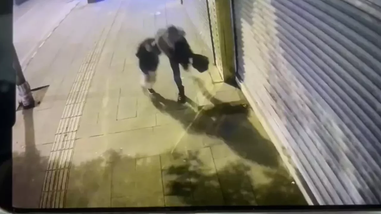 Kaldırımda y&uuml;r&uuml;yen anne ile kızı, &ccedil;&ouml;ken binadan savrulan beton par&ccedil;alarından son anda kurtuldu
