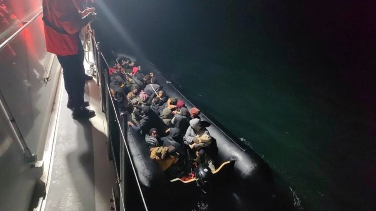 İzmir a&ccedil;ıklarında 59 d&uuml;zensiz g&ouml;&ccedil;men yakalandı