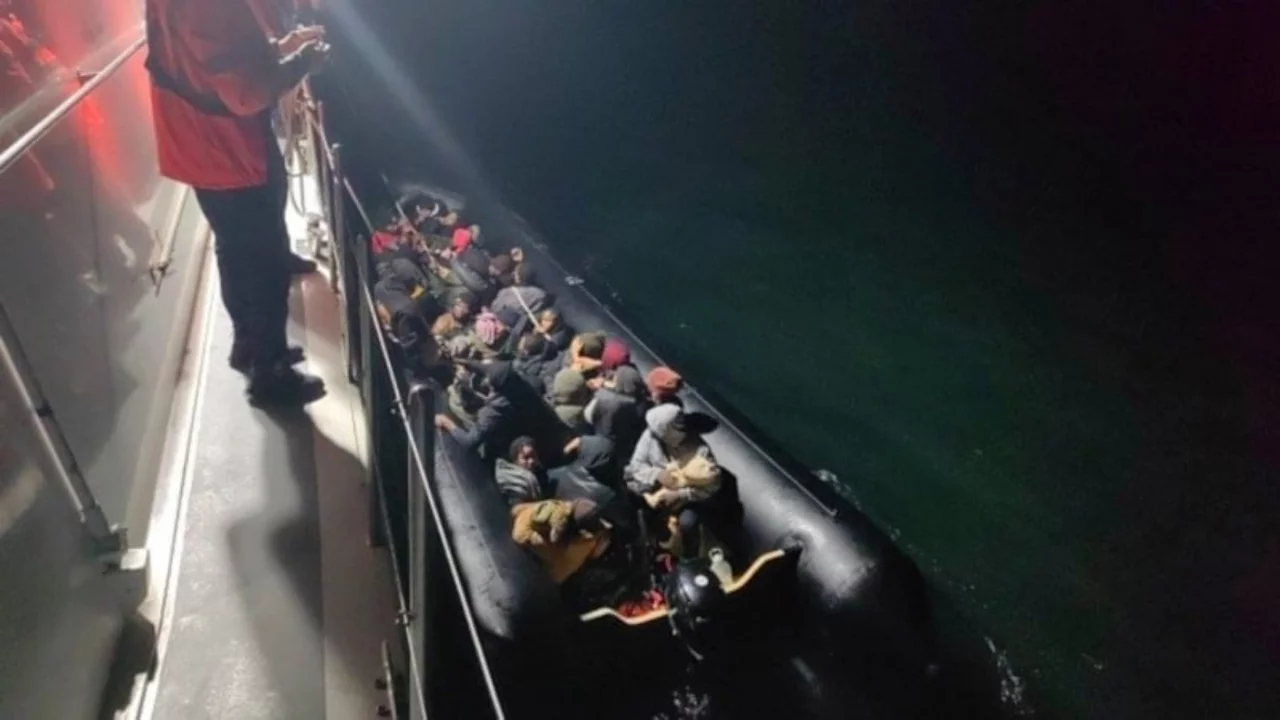 İzmir a&ccedil;ıklarında 59 ka&ccedil;ak g&ouml;&ccedil;men yakalandı