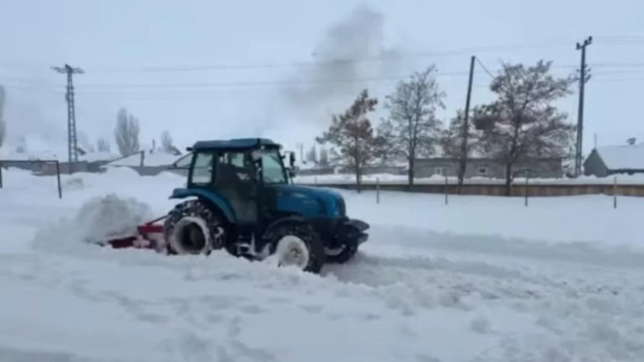 Ağrı'da k&ouml;y halkı trakt&ouml;rle okul yolunu kardan a&ccedil;tı