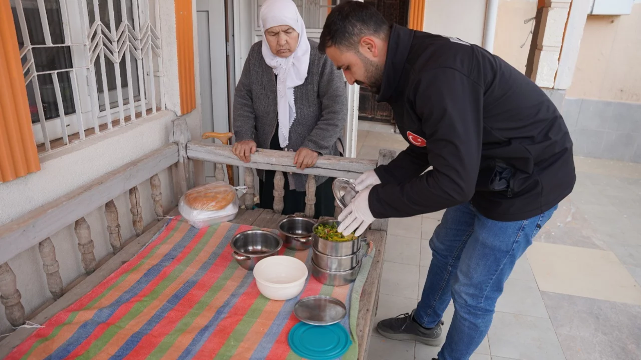 Belediyenin sıcak yemek hizmeti devam ediyor