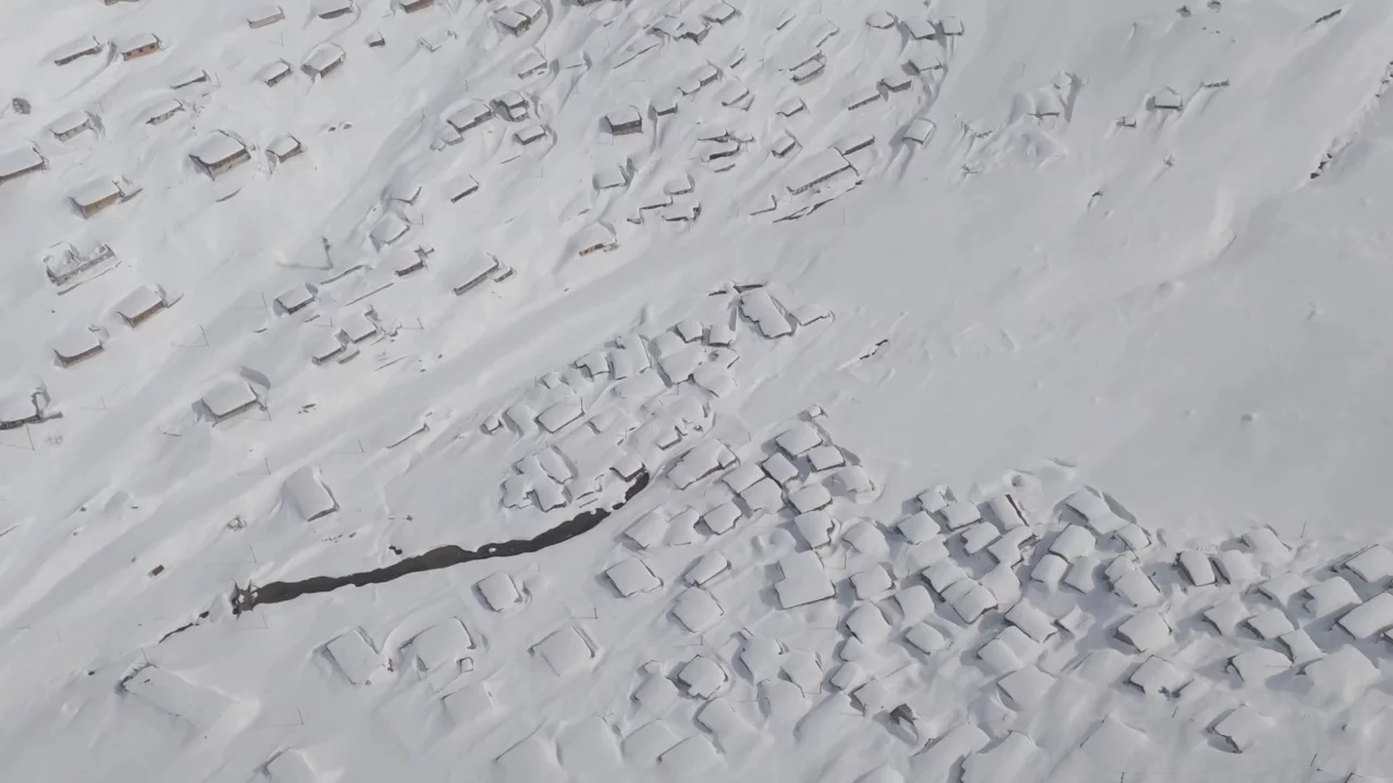 Yaylada kar kalınlığı 3 metreyi aştı: Evler kayboldu