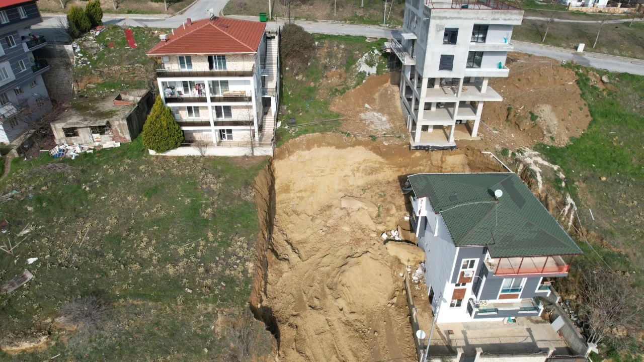 Komşu binaları çökme noktasına getiren kazı kaçak çıktı
