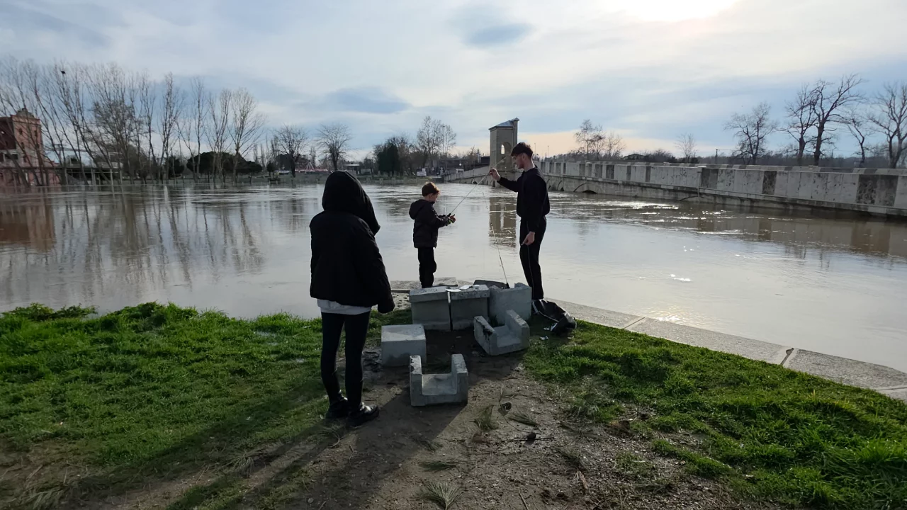 Taşkın sonrası balıklar kıyıya çıktı mı? Minik Arda'nın balık tutma deneyimi
