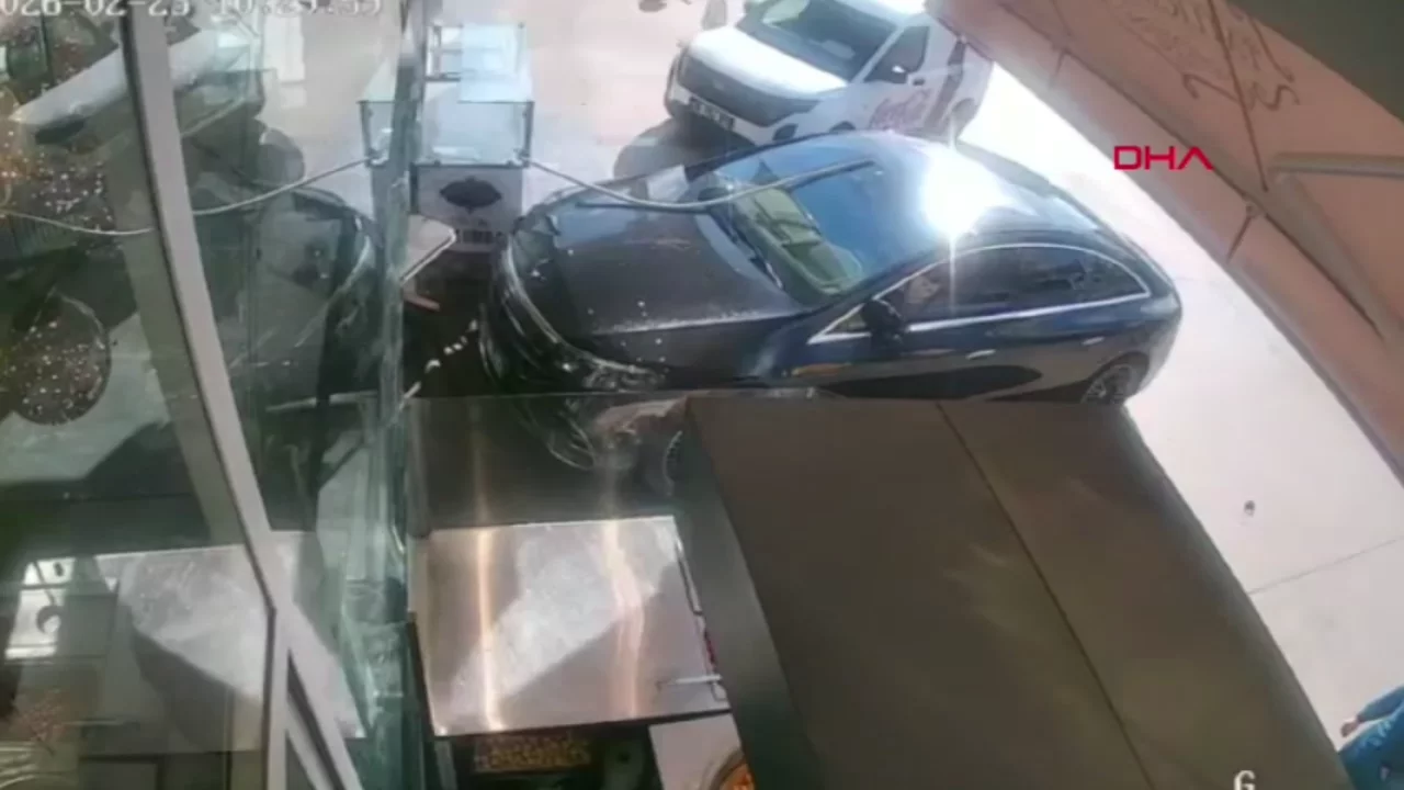 Ankara'da otomobil pastaneye girdi