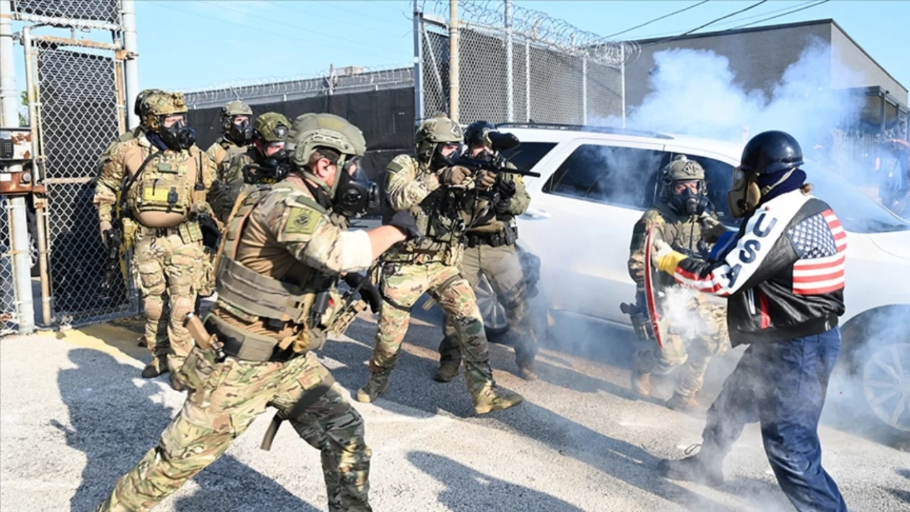 ABD'de ICE görevlilerinin eğitiminden "silahların güvenli kullanımı" gibi içeriklerin çıkarıldığı iddia edildi