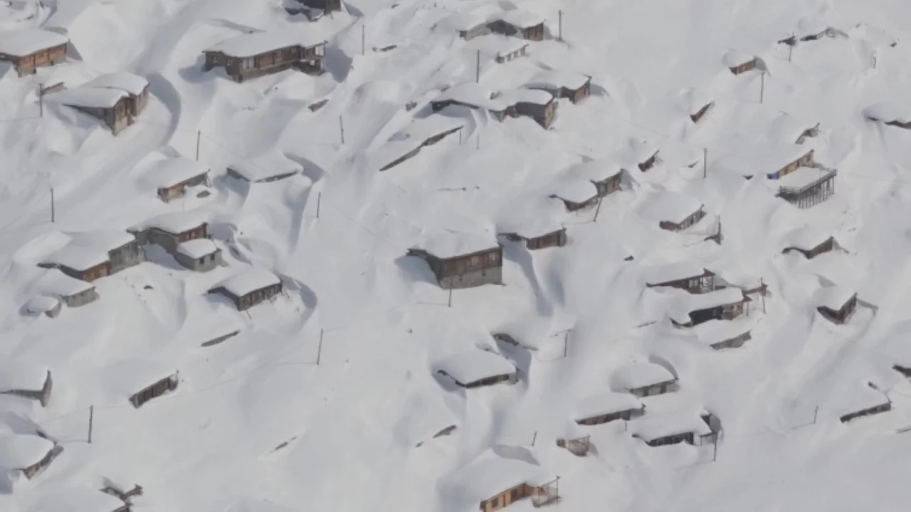 Kar 3 metreyi aştı, evler adeta kayboldu