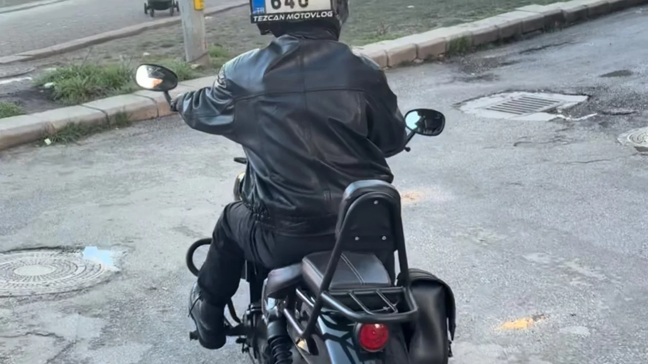 Düşen plakasını kaskına bantlayıp yoluna devam etti