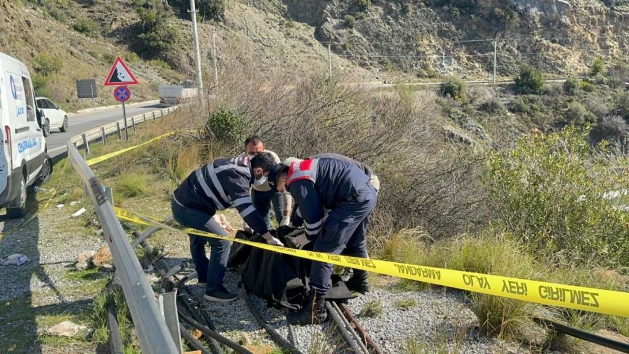 Antalya'da şüpheli ölüm: Yol kenarında kadın cesedi bulundu!