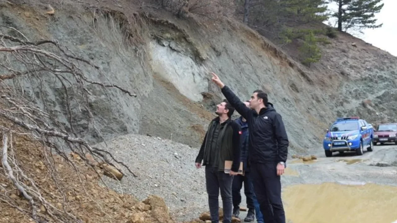 Baraj doldu, arazi yolunda heyelan meydana geldi 