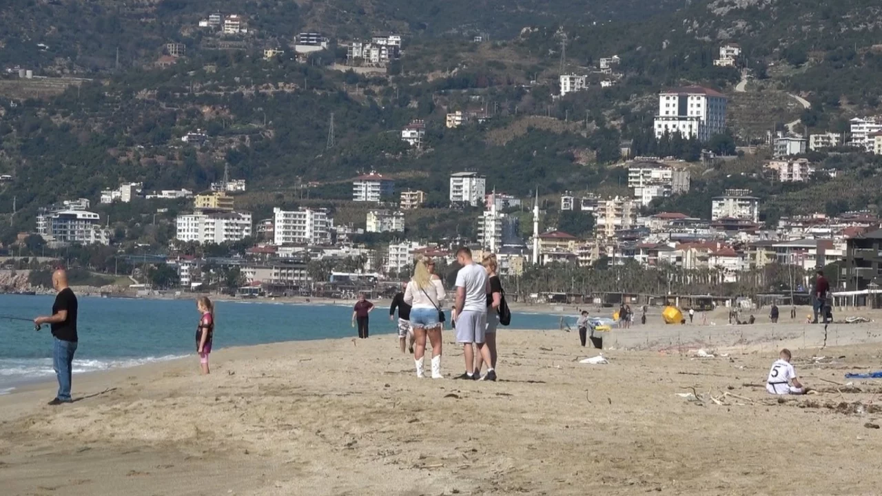 Alanya'da şubat ortasında deniz keyfi