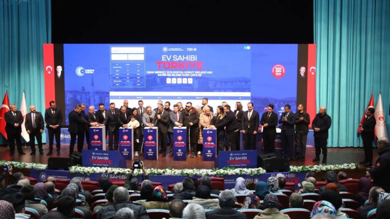 Uşak'ta 'Y&uuml;zyılın Konut Projesi'nin kuraları &ccedil;ekildi