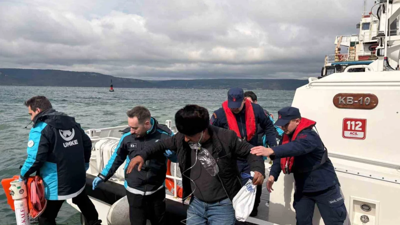 &Ccedil;anakkale Boğazı'nda nefes kesen tahliye: Gemide kalp krizi ş&uuml;phesi!