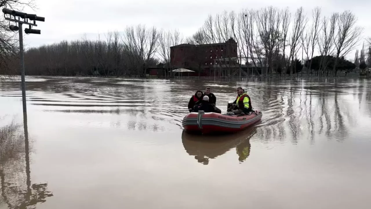 Edirne'de nehirlerin debileri d&uuml;ş&uuml;şe ge&ccedil;ti, k&ouml;pr&uuml;ler yaya trafiğine a&ccedil;ıldı