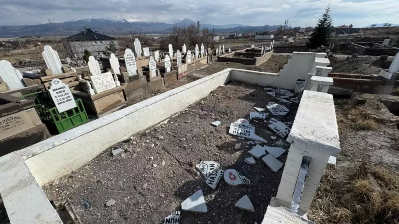 Kayseri'de aile mezarlığına zarar verildi